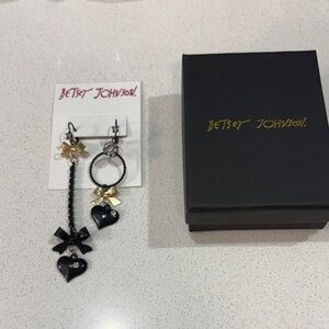 Betsey Johnson Black and Gold Heart Drop Earrings NWOT